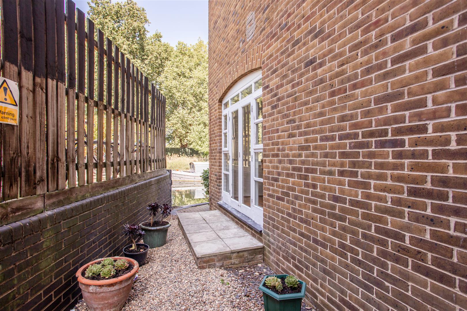 2 bed property in Empire Wharf, Victoria Park